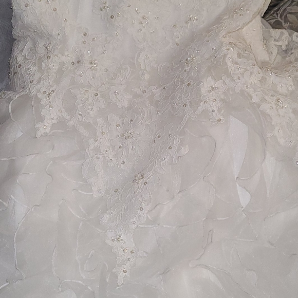 Almost brand new wedding dress!!! - Picture 9 of 9